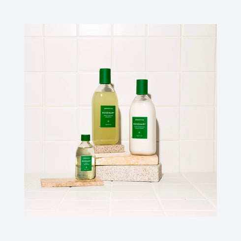 Balsamul pentru păr subțire Aromatica Rosemary hrănește intens, redă elasticitatea și combate căderea părului. Vegan și fără ingrediente toxice.